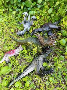 侏罗纪恐龙实体模型玩具，8-15 英寸中型和大型手绘恐龙模型 - 咆哮的霸王龙、三角龙、霸王龙、皮科龙、沧龙、重型大猩猩、霸王龙、龙吉祥物 - 细致逼真，可移动下颌 - 彩色 - 查看 12