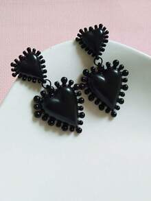 1 par de pendientes con forma de corazón en estilo retro, color dorado mate y negro, pendientes con estética vintage