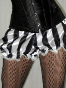 Women Striped Ruffle Shorts Low Elastic Waist Lace Trim Mini Bloomers Casual Summer Streetwear - màu đen - Xem 5