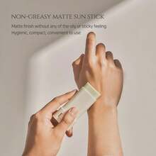 Matte Sun Stick Mugwort + Camelia For Face Sunscreen Moisturizing With SPF 50 PA++++, 1 Count, 18g - trắng - Xem 2