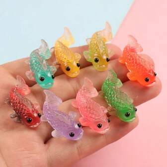 5/10/20/30/50 st. Självlysande färgglada fiskar i hartsplast, miniatyrfiskdekor, realistiska hartskarpfigurer för gör-det-själv-smycken, kylskåpsmagneter. Glödeffekten kräver 1 minuts ljusabsorption.