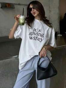 Its Giving Wifey T-Shirt - Bride To Be Shirt, Newlywed Tee, Custom Engagement Gift, Honeymoon Outfit, Wedding Day TShirt, Wifey Vibes, Bride,% Cotton Oversized Short Sleeve Classic Heavy Cotton T Shirt Printed Graphic Tee Women's Casual Short-Sleeved Top2025 - 白色 - 查看 1
