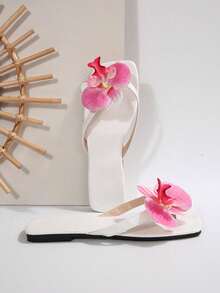 2025 Plus Size New Design Faux Flower Decor Square Toe Flat Sandals, Suitable For Women's Daily Wear, Summer Floral Thong Sandals Beach Holiday Style Open Toe Flat Slippers - White - View 7