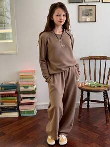 Dazy Kids 2 件套青少年女孩圆领针织字母刺绣上衣和裤子，秋季服装，返校服装 - 棕色 - 查看 2