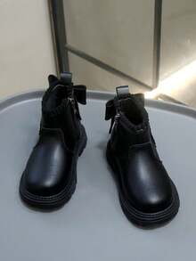 1双儿童秋冬靴，侧拉链纯色简约百搭低帮休闲靴，舒适保暖，适合女孩室内外穿着，休闲度假皆宜