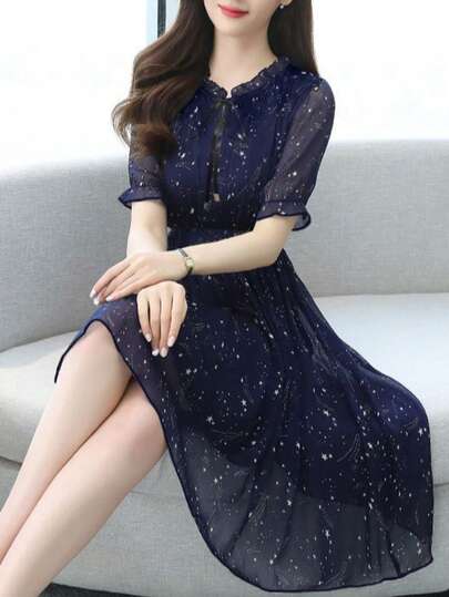 女士星星印花雪纺中长连衣裙 - 荷叶边领口、系带细节、短喇叭袖，适合梦幻般的夜晚和休闲魅力