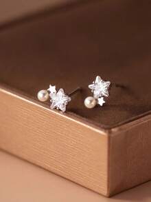 زوج من أقراط الأذن المرصعة بالزركونيا والخرز المستدير من الفضة الإسترليني عيار 925، بتصميم نجمة وخرز مستدير، مجوهرات مثالية لعيد الميلاد، مناسبة للاستخدام اليومي للنساء وكهدايا عيد، إكسسوارات مجوهرات عصرية