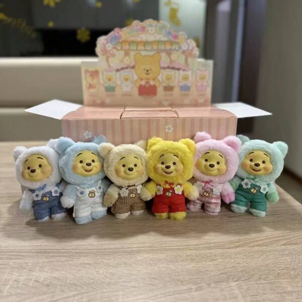 Disney Hangende ornament in de vorm van een Disney Winnie de Poeh Candy Bear-serie, schattig animefiguurtje, verjaardagscadeau, fancadeau, cadeau voor de start van het schooljaar (kleur van de sluiting van het ornament willekeurig)