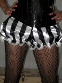 Women Striped Ruffle Shorts Low Elastic Waist Lace Trim Mini Bloomers Casual Summer Streetwear - màu đen - Xem 3