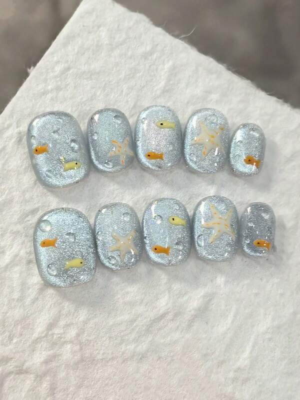 10 Unhas Artificiais Pintadas à Mão com Pequenos Peixes, Estrelas-do-mar e Gato Assoprador de Bolhas em Azul e Rosa do Bottom do Mar, são fofas e doces. São curtas e quadradas para uso diário e destacáveis para férias. São adequadas para senhoras, meninas e entusiastas de arte de unhas DIY, unhas postiças, suprimentos de unhas.