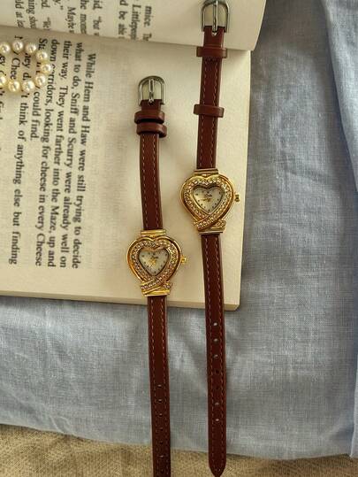 这款全新法式复古风格女士腕表，采用镌刻心形图案的金色表盘，镶嵌水钻，时尚简约，尽显奢华优雅。精致小巧，防水性能出色，这款经典石英腕表配备柔美的珍珠贝母表盘和阿拉伯数字时标，适合日常佩戴、晚宴等各种场合。它也是绝佳的腕间配饰、节日礼物或生日礼物。