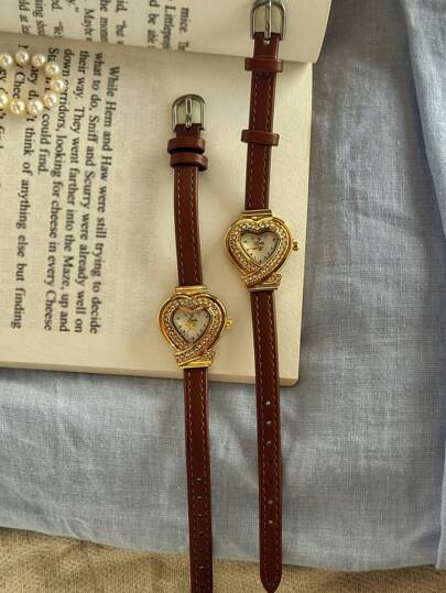 En helt ny fransk vintage-stil damklocka med graverad hjärtformad guldurtavla, prydd med strass, är snygg och enkel och utstrålar lyxig elegans. Utsökt liten och vattentät, denna klassiska kvartsklocka har en delikat pärlemorurtavla och arabiska siffror, lämplig för vardagsbruk, kvällsevenemang och olika andra tillfällen. Den är också ett utmärkt handledstillbehör, julklapp eller födelsedagspresent.