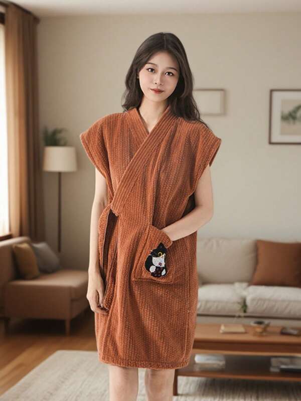 1 Piece Of Women's Coral Fleece Adult Bathrobe. It Is A Comfortable, Water - Absorbent, Soft, Lightweight And Non - Shedding Pajama Bathrobe For Women In Autumn And Winter. Suitable For Daily Home Use And Wearing In Hotels.(The Positions Of Pockets And Prints Are Random On The Left And Right.)
