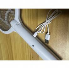 OBOVAY 电动苍蝇拍，USB充电式灭蝇器，带充电底座，室内外两用灭蚊器，带LED灯，可杀死蚊子、苍蝇、蜜蜂、飞蛾和其他昆虫 - 顏色隨機 - 查看 8