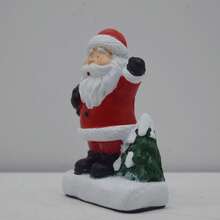 1 pièce Artisanat de Noël en résine Père Noël Petit chapeau court avec ruban rouge Décoration, style de luxe léger Ornement de vacances - Convient pour les cadeaux, la décoration de la maison, l'affichage multifonctionnel sur le bureau, la création d'une ambiance de maison et de cuisine, pendentifs artisanaux créatifs pour orner le porche ou l'arbre de Noël