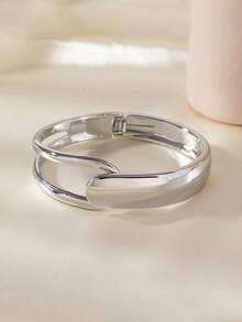 1 chiếc vòng tay kiểu dáng tối giản, thiết kế hình học bất đối xứng hai đường kẻ, mang đến vẻ thanh lịch, phù hợp cho phụ nữ đeo hàng ngày. - Vòng tay dây đôi - Xem 3