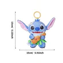 Miniso 史迪奇夏日草地裙摆毛绒挂件 | 热带风情可爱！史迪奇草地裙摆花朵挂件，蓝色毛绒搭配绿色/粉色点缀。触感柔软，裙摆细节立体精致。非常适合挂在包包/钥匙上，是旅行/度假/日常佩戴的理想之选。（1 件装） - 藍色 - 查看 4