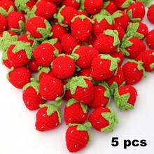 5/10/20/50/100 pezzi Ciondolo a fragola realizzato a mano all'uncinetto | Ciondoli in lana lavorata a maglia rossa e verde, adatti per portachiavi, accessori per telefono e fai-da-te - decorazione regalo perfetta per il compleanno, ciondoli per borse, design giocoso, texture in tessuto, accessori all'uncinetto, ottimi per il Ringraziamento