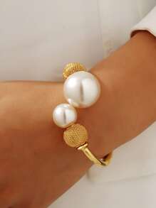 1pc Gold-Color Simple Geometric Symmetry Faux Pearl Decor Elegant Fashionable Sweet Style European And American Style High-End Exaggerated Retro Personality Luxurious And Elegant Ladylike Noble And Elegant Chic And Romantic Playful And Fun Suitable For Daily Commute, Gathering With Friends Romantic Vacation, Dating, Street Snap, Formal Occasions, Zinc Alloy Versatile, Stress-Reducing, Couple's Dating Bracelet