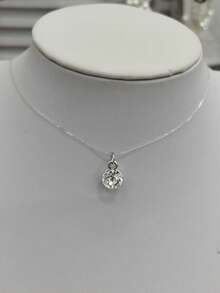 1 件方晶锆石镶嵌蛋形莫桑石银项链