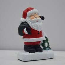 1 pièce Artisanat de Noël en résine Père Noël Petit chapeau court avec ruban rouge Décoration, style de luxe léger Ornement de vacances - Convient pour les cadeaux, la décoration de la maison, l'affichage multifonctionnel sur le bureau, la création d'une ambiance de maison et de cuisine, pendentifs artisanaux créatifs pour orner le porche ou l'arbre de Noël