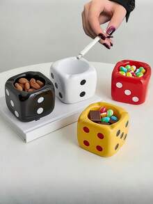 1个创意陶瓷骰子烟灰缸，光滑亮丽的陶瓷质感易于清洁，凹槽设计方便收纳烟灰。适用于客厅、咖啡厅、酒吧、办公室、个性化艺术装饰和实用摆件、圣诞节礼物、万圣节/圣诞节装饰摆件。它也是送给男朋友、女朋友、节日庆祝的独特而有趣的礼物。 - 彩色 - 查看 2