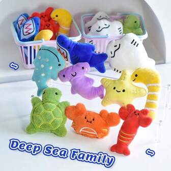 Jouets en peluche de la famille des animaux de profonde, comprenant la famille de profonde avec des requins, des baleines, des requins-marteau, des anguilles de jardin, des crocodiles, des raies manta, des homards, des étoiles de mer, des tortues de mer, des crabes et des poulpes. La famille des animaux comprend un tigre, un caméléon, un alpaga, un perroquet, un koala, un coq, un éléphant, une oie et un singe, un lapin