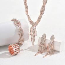 Women's Fashion Jewelry Set (5PCS/Set) This Is A Women's Fashion Jewelry Set, Also A Stylish Bridal Jewelry Set. It Is A 5-Piece Set Including A Necklace, Earrings, A Bracelet, And A Ring, Designed As An Accessory Wedding Dresses And Formal Gowns. It Features An Elegant, Versatile, And High-End Style. Women Who Fashion And Elegance, This Jewelry Set (Containing Earrings, A Necklace, And A Ring) Is Suitable Matching With Outfits On Daily Occasions, Festivals, Gatherings, And Parties. Furthermore, It Serves As A Family Members And Friends, And Also Makes A Fashionable Present Brides And Bridesmaids At Weddings. It Is Truly A Stylish And Elegant Women's Jewelry Set. - 金色 - 查看 8