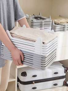 1 件装多功能折叠衣橱板，是节省空间、轻松日常整理的百搭衣橱伴侣；坚固轻巧的设计可整理衣物，折叠后平整，让服装保持整洁，适合日常穿着、旅行、洗衣和换季准备；是春季大扫除、宿舍、单身公寓、衣橱改造、送给妈妈的礼物、新娘准备和首次置业的理想之选；提升衣物的可见性、易取性和更流畅的搭配流程。 - 白色 - 查看 3