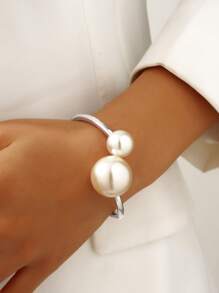 1pc Gold-Color Simple Geometric Symmetry Faux Pearl Decor Elegant Fashionable Sweet Style European And American Style High-End Exaggerated Retro Personality Luxurious And Elegant Ladylike Noble And Elegant Chic And Romantic Playful And Fun Suitable For Daily Commute, Gathering With Friends Romantic Vacation, Dating, Street Snap, Formal Occasions, Zinc Alloy Versatile, Stress-Reducing, Couple's Dating Bracelet