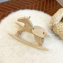 Mini caballo mecedor de madera para decoración, bonito accesorio para casa de muñecas para sesiones de fotos en miniatura. - amarillo claro - Ver 5