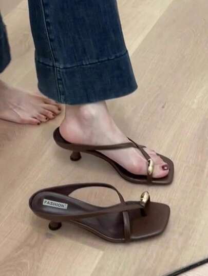 5厘米撞色极简坡跟人字拖，2025夏季露趾高跟鞋，猫跟鞋