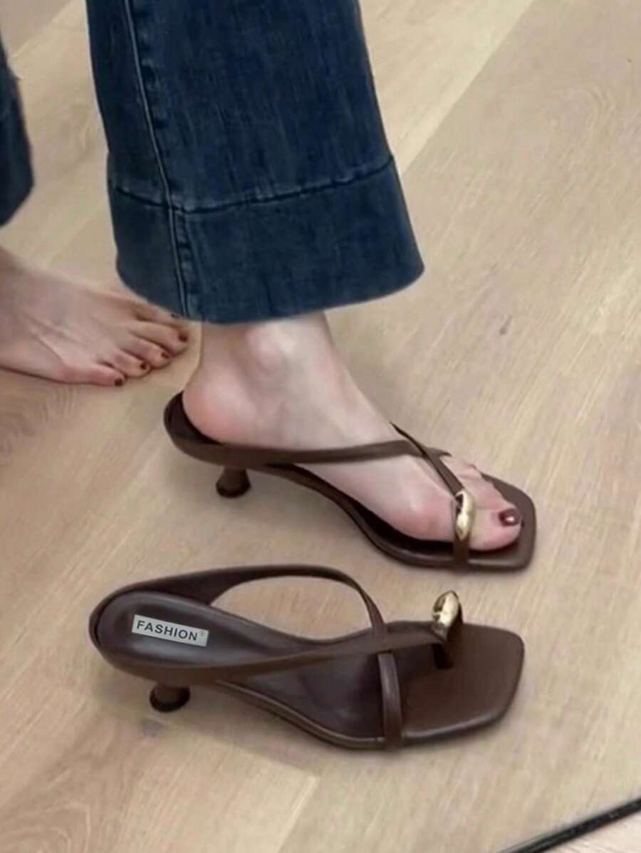 5厘米撞色极简坡跟人字拖，2025夏季露趾高跟鞋，猫跟鞋