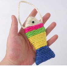 1 Peça Brinquedo de Gato Corda Suspensa Pequeno Peixe de Sisal e Papelão 12cm Arranhador Suprimentos para Animais de Estimação Alívio do Tédio Brinquedo para Mastigar