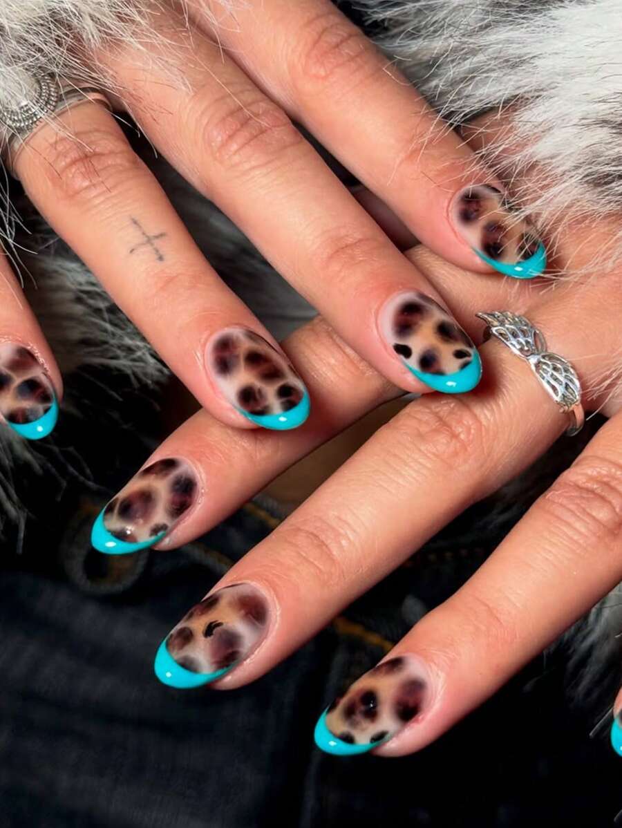 24 件短椭圆形豹纹指甲设计蓝色法式亚克力按压指甲短杏仁完美贴合假指甲套装，包括：1 件果冻胶和 1 件指甲锉，易于佩戴的法式尖头按压指甲艺术，适合女性和女孩日常生活狂欢派对使用指甲用品指甲 - 彩色 - 查看 1