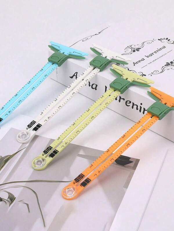 Regla multifuncional original de 5 en 1 - Costura, accesorios y suministros de costura, regla de sastre, utensilios de costura, herramienta de sastrería de plástico, medición precisa, escalas claras, duradera y ligera, fácil de almacenar. Ideal para acolchar, coser, sastrería, proyectos de manualidades. Perfecto para modistas, sastres, manualidades, entusiastas de bricolaje. Gran regalo para Navidad, cumpleaños, Día de la Madre, inauguración de la casa, festivales de amantes de las manualidades.