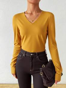 Blusa mujer, blusa manga larga, blusa escote V, prenda elegante, blusa entallada, ropa femenina, blusa cómoda, blusa oficina, blusa casual, blusa versátil, moda mujer, blusa de vestir, blusas básicas, blusa suave, blusa perfecta para combinar, blusa con detalle en puños. - Mostaza Amarilla - Ver 2