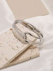 1 chiếc vòng tay kiểu dáng tối giản, thiết kế hình học bất đối xứng hai đường kẻ, mang đến vẻ thanh lịch, phù hợp cho phụ nữ đeo hàng ngày. - Vòng tay dây đôi - Xem 11