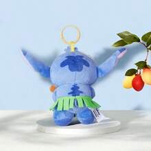 Miniso 史迪奇夏日草地裙摆毛绒挂件 | 热带风情可爱！史迪奇草地裙摆花朵挂件，蓝色毛绒搭配绿色/粉色点缀。触感柔软，裙摆细节立体精致。非常适合挂在包包/钥匙上，是旅行/度假/日常佩戴的理想之选。（1 件装） - 藍色 - 查看 6