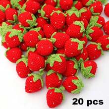5/10/20/50/100 pezzi Ciondolo a fragola realizzato a mano all'uncinetto | Ciondoli in lana lavorata a maglia rossa e verde, adatti per portachiavi, accessori per telefono e fai-da-te - decorazione regalo perfetta per il compleanno, ciondoli per borse, design giocoso, texture in tessuto, accessori all'uncinetto, ottimi per il Ringraziamento