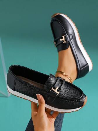 Women's Lychee Textured Embossed Metal Chain Decor Round Toe Soft Bottom Sneakers, Suitable For Sports, Casual Driving, All Seasons, Black Flat Sports Shoes