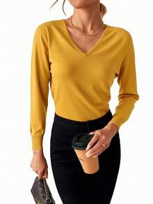 Blusa mujer, blusa manga larga, blusa escote V, prenda elegante, blusa entallada, ropa femenina, blusa cómoda, blusa oficina, blusa casual, blusa versátil, moda mujer, blusa de vestir, blusas básicas, blusa suave, blusa perfecta para combinar, blusa con detalle en puños. - Mostaza Amarilla - Ver 1