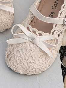 1 Pair Of New Comfortable And Breathable Lace Canvas Flat Shoes, Suitable For Little Girls, Comfortable And Non Slip Walking Shoes, Fashionable Outdoor Flat Shoes Suitable For Spring, Autumn And Summer