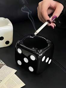 1个创意陶瓷骰子烟灰缸，光滑亮丽的陶瓷质感易于清洁，凹槽设计方便收纳烟灰。适用于客厅、咖啡厅、酒吧、办公室、个性化艺术装饰和实用摆件、圣诞节礼物、万圣节/圣诞节装饰摆件。它也是送给男朋友、女朋友、节日庆祝的独特而有趣的礼物。 - 彩色 - 查看 5