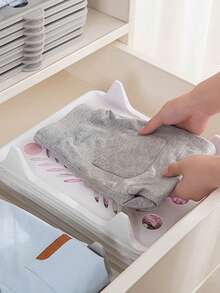 1 件装多功能折叠衣橱板，是节省空间、轻松日常整理的百搭衣橱伴侣；坚固轻巧的设计可整理衣物，折叠后平整，让服装保持整洁，适合日常穿着、旅行、洗衣和换季准备；是春季大扫除、宿舍、单身公寓、衣橱改造、送给妈妈的礼物、新娘准备和首次置业的理想之选；提升衣物的可见性、易取性和更流畅的搭配流程。 - 白色 - 查看 6