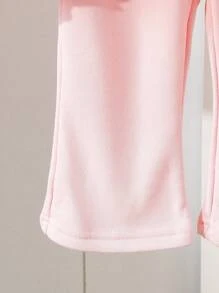 2 件套女婴刺绣心形无袖上衣和条纹长袖衬衫搭配喇叭裤，休闲学院风