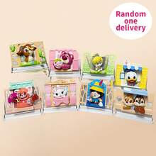 Miniso 名创优品橱窗侧边故事系列盲盒手办。每款手办巧妙地将角色与橱窗侧边元素相结合，营造出梦幻温馨的氛围。（1个，随机发货） - 彩色 - 查看 1