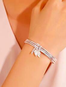 Bransoletka z wisiorkiem w kształcie liścia z posrebrzanej miedzi, minimalistyczny, wielowarstwowy design, młodzieżowy styl