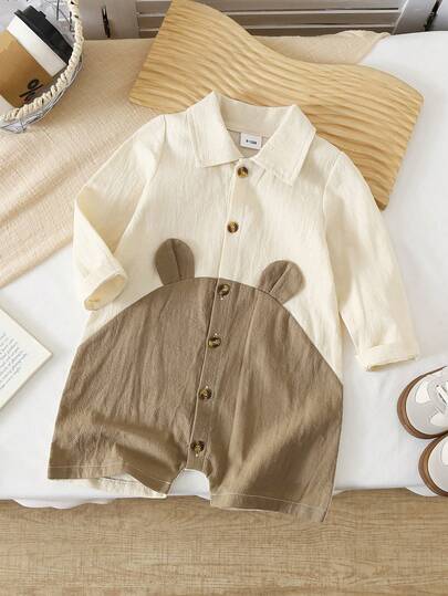 Modischer und süßer Baby Jungen Bär Muster Farbblock Kragen Langarm Romper, lässiger Urlaubsstil, gewebter weicher und bequemer halboffen geknöpfter Romper, geeignet für Familienurlaube, Partys und den täglichen Gebrauch Zuhause