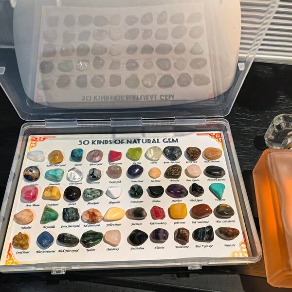 50 piezas Conjunto de colección clásica de especímenes minerales naturales + 100 piezas Guía de identificación de minerales | Cuarzo, ágata, fluorita, obsidiana, pirita, etc. | Decoración del hogar, colección de minerales, regalo para ocasiones como Navidad, Día de San Valentín, cumpleaños, graduación